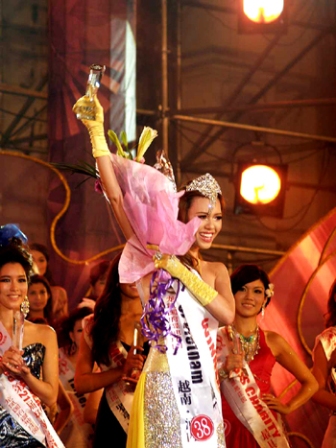 Vũ Hoàng Điệp đăng quang Người đẹp quốc tế 2009