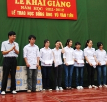 Trao 118 suất học bổng Vũ Văn Tiền tại trường THPT Tây Tiền Hải nhân dịp khai giảng năm học 2011 - 2012