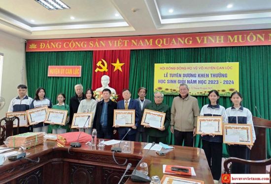 Hà Tĩnh: HĐDH Vũ - Võ huyện Can Lộc tuyên dương khen thưởng học sinh giỏi