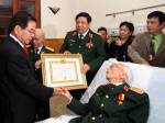 Tướng Giáp nhận huy hiệu 70 năm tuổi Đảng