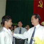 Thủ tướng Nguyễn Tấn Dũng trò chuyện với “thủ khoa giăng câu” Võ Thành Luân
