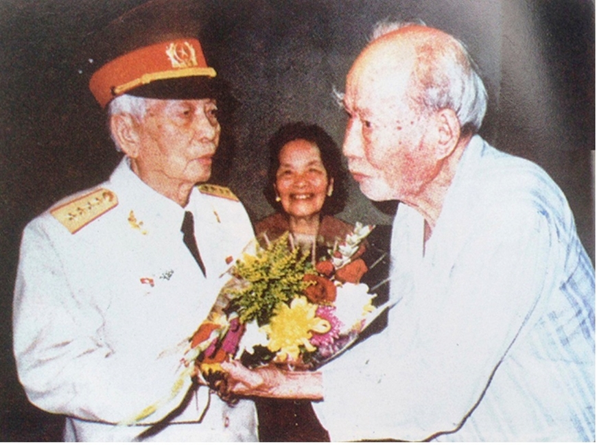 Đại tướng Võ Nguyên Giáp tặng hoa Thiếu tướng Võ Bẩm nhân kỷ niệm 40 năm Ngày mở đường Trường Sơn (19-5-1999). Ảnh tư liệu 