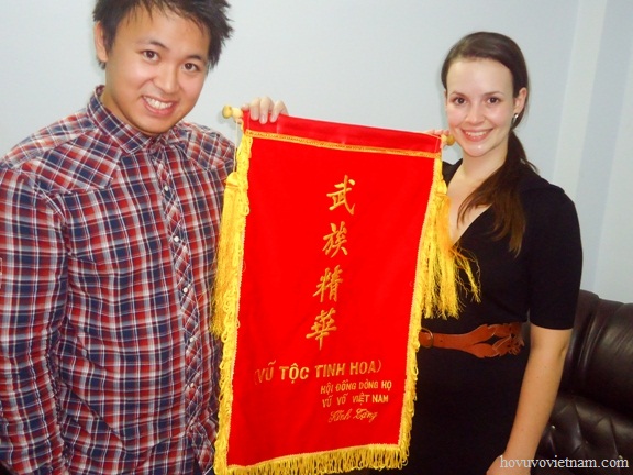 Ông Vũ Anh Dương ( người bên phải) chủ nhà hàng